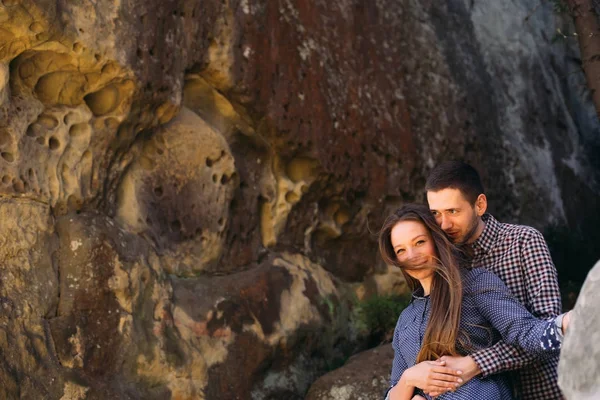 Hermosa pareja vistiendo stand en rock . — Foto de Stock