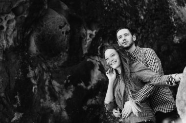 Mutlu çift stand Kayasında giyiyor. 