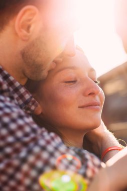 Güneşli bir gün zevk güzel çift portre kadar kapatın 