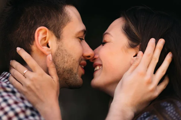 美しいカップルがクローズ アップをキスします。彼のガール フレンドの顔を抱きかかえた — ストック写真