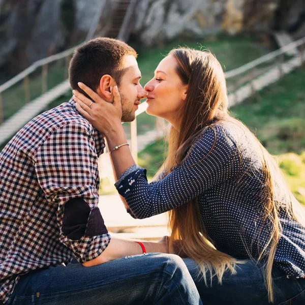 Довольно длинноволосая девушка нежно целует его парня — стоковое фото