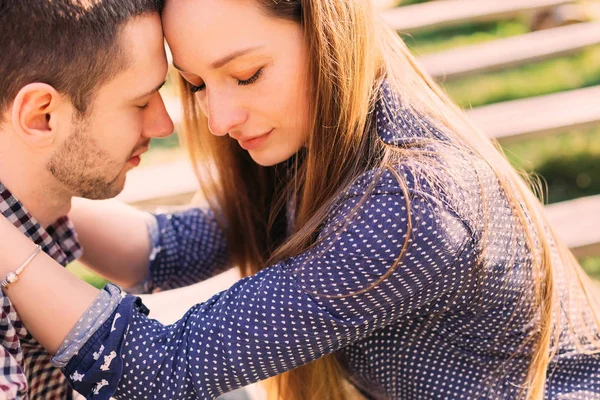 Prachtige jonge vrouw omarmen zijn man zacht met gesloten ogen — Stockfoto