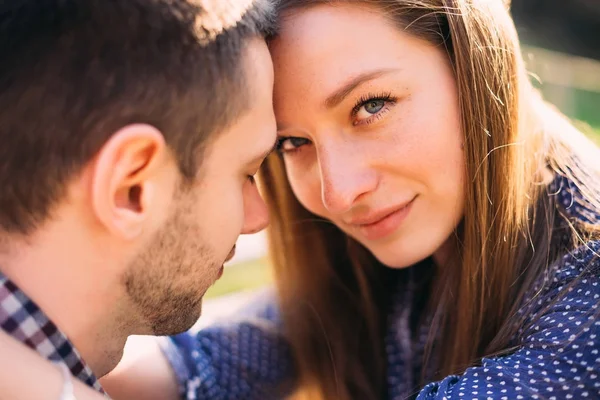 Close-up van twee jonge mensen in liefde. Mooi meisje haar vriendje knuffelen — Stockfoto