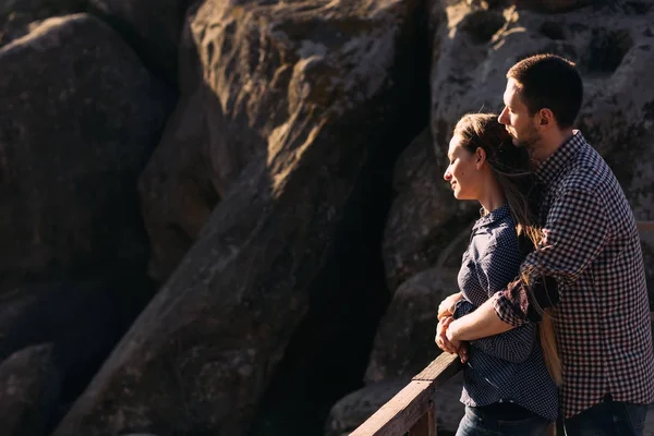 Genç sevgilisini kucaklayan ve taze yaz zevk adam 