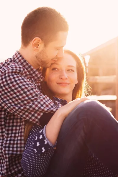 İhale çift oturma ve yumuşak ışık sarılma