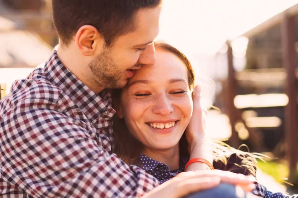 Donna felice abbracciata strettamente dal suo ragazzo . — Foto Stock