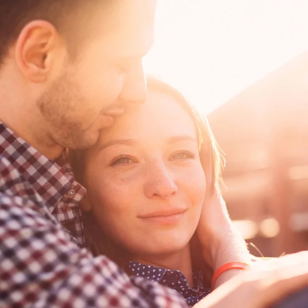 Verliebtes Paar mit romantischen, zarten Momenten bei Sonnenuntergang. — Stockfoto