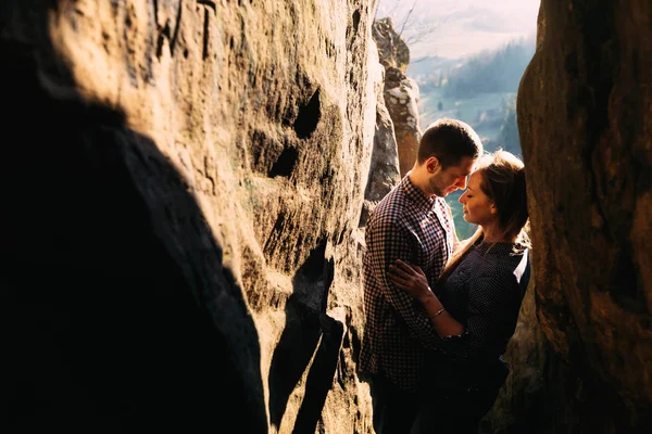 Sentimentální šťastný pár v lásce lepení obklopené skalami — Stock fotografie