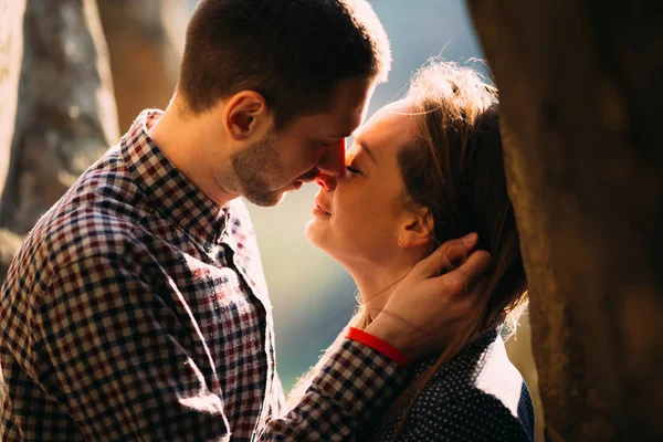 Veselý šťastný pár v lásce něžně líbat zblízka — Stock fotografie