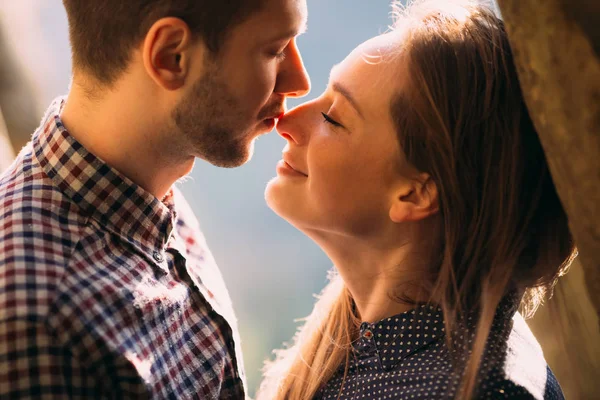 Kärlek är i luften. Glada lyckliga paret kysser mjukt — Stockfoto