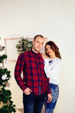 Şık adam ellerini ceplerine karısı onun sho sarılma tutar