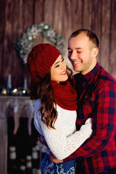 Paar lachen op winternacht binnenshuis — Stockfoto