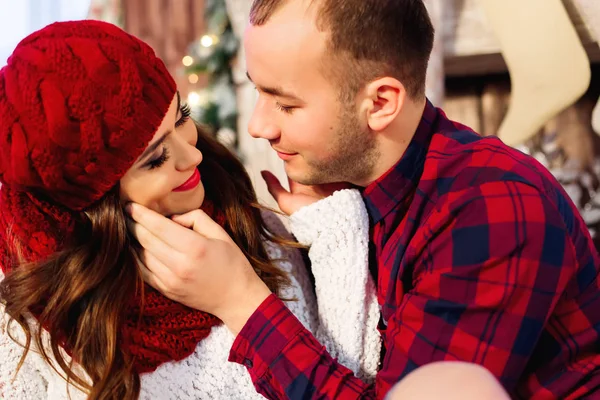 Homem toque suavemente sua namorada em chapéu vermelho — Fotografia de Stock