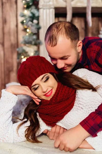 Adam karısını arkadan sarılarak