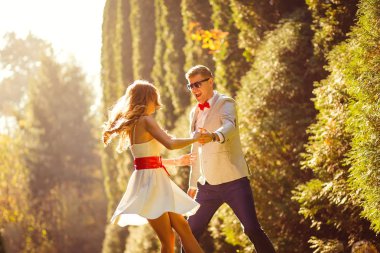 Eğleniyor, dans ve sonbahar parkta oynarken mutlu çift