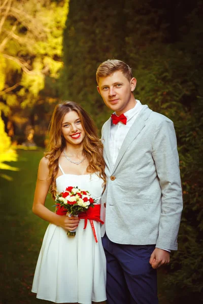 Güzel sarışın çift hugs ve parkta kamera bakar