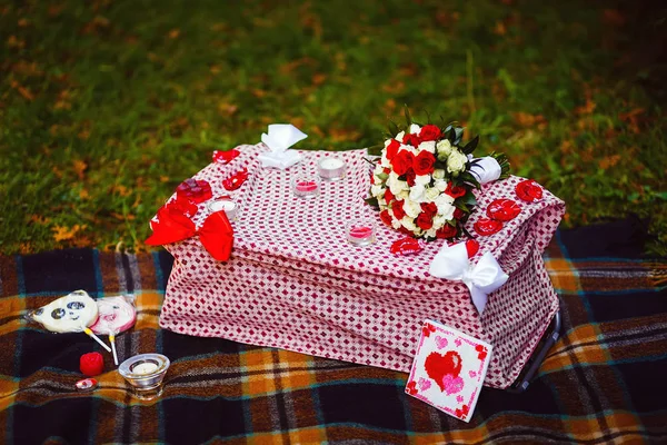 Decoraciones románticas para la propuesta de matrimonio con un hermoso ramo — Foto de Stock