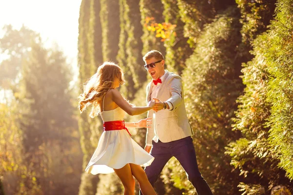 Eğleniyor, dans ve sonbahar parkta oynarken mutlu çift