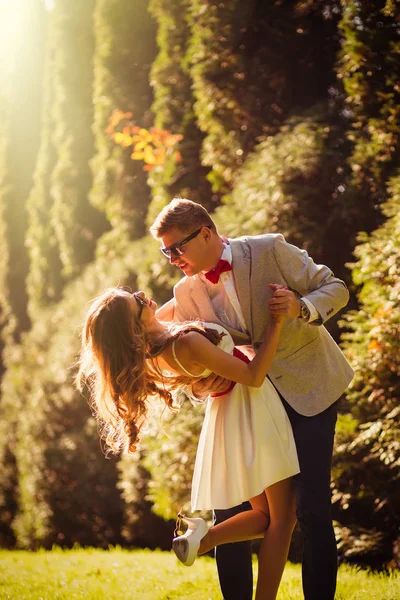 Couple heureux dans des vêtements élégants câlins l'un l'autre tendre à l'extérieur — Photo