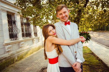 Güzel kısa kız zorla gülen uzun boylu erkek kucaklayan