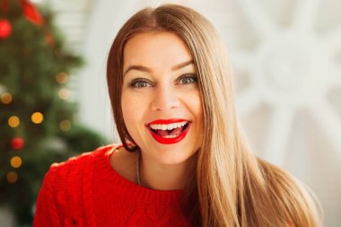 Bir Noel arifesinde mutlu sürpriz kız. Neşeli duygusal kadını