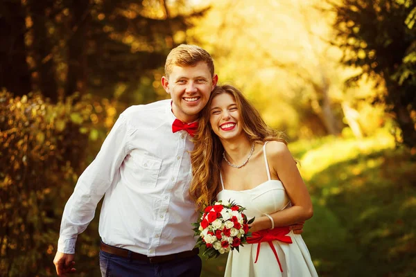 Šťastný, mladá a atraktivní pár při pohledu na fotoaparát — Stock fotografie