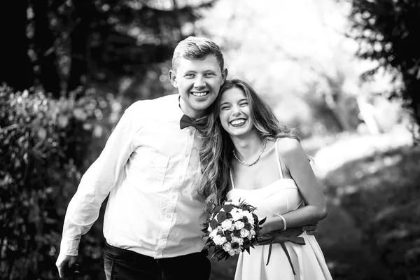 Kameraya bakarak bir mutlu, genç ve çekici çift 