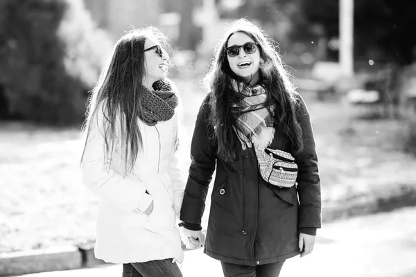 Dziewczyny Śmiejąc Się Okulary Przeciwsłoneczne Dół Kurtki Emocjonalne Czarno Biały — Zdjęcie stockowe
