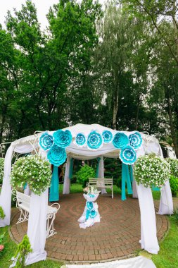 Park Düğün töreni için mekan nane ve beyaz kağıt çiçeklerle süslenmiş