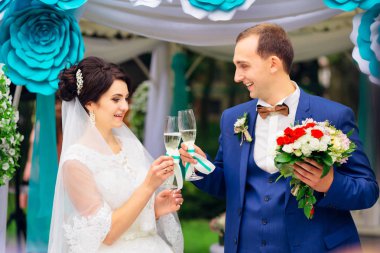 Güzel yeni evli çift cam tungur düğün töreni sırasında