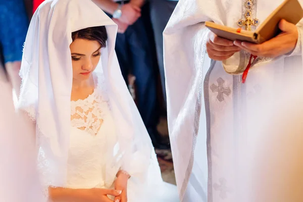 Красивая Брюнетка Невеста Молится Платком Белом Свадебном Платье Священник Совершающий — стоковое фото