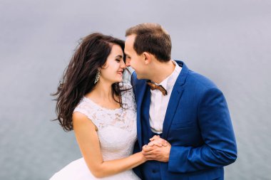 Ellerini tutarak ve her oth gülüyor güzel düğün çifti