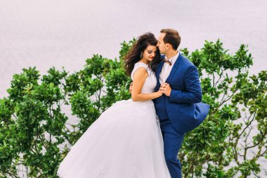 Güzel çift ellerini şefkatle tutarak