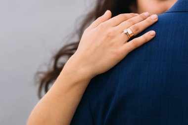 Kadının el closeup sarılmak omuz onu adam'ın mavi elbiseli