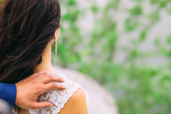 Man hand aanraken vrouw schouder van achteren — Stockfoto