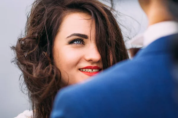 Brunette vrouw met mooie ogen die graag kijken naar haar husban — Stockfoto