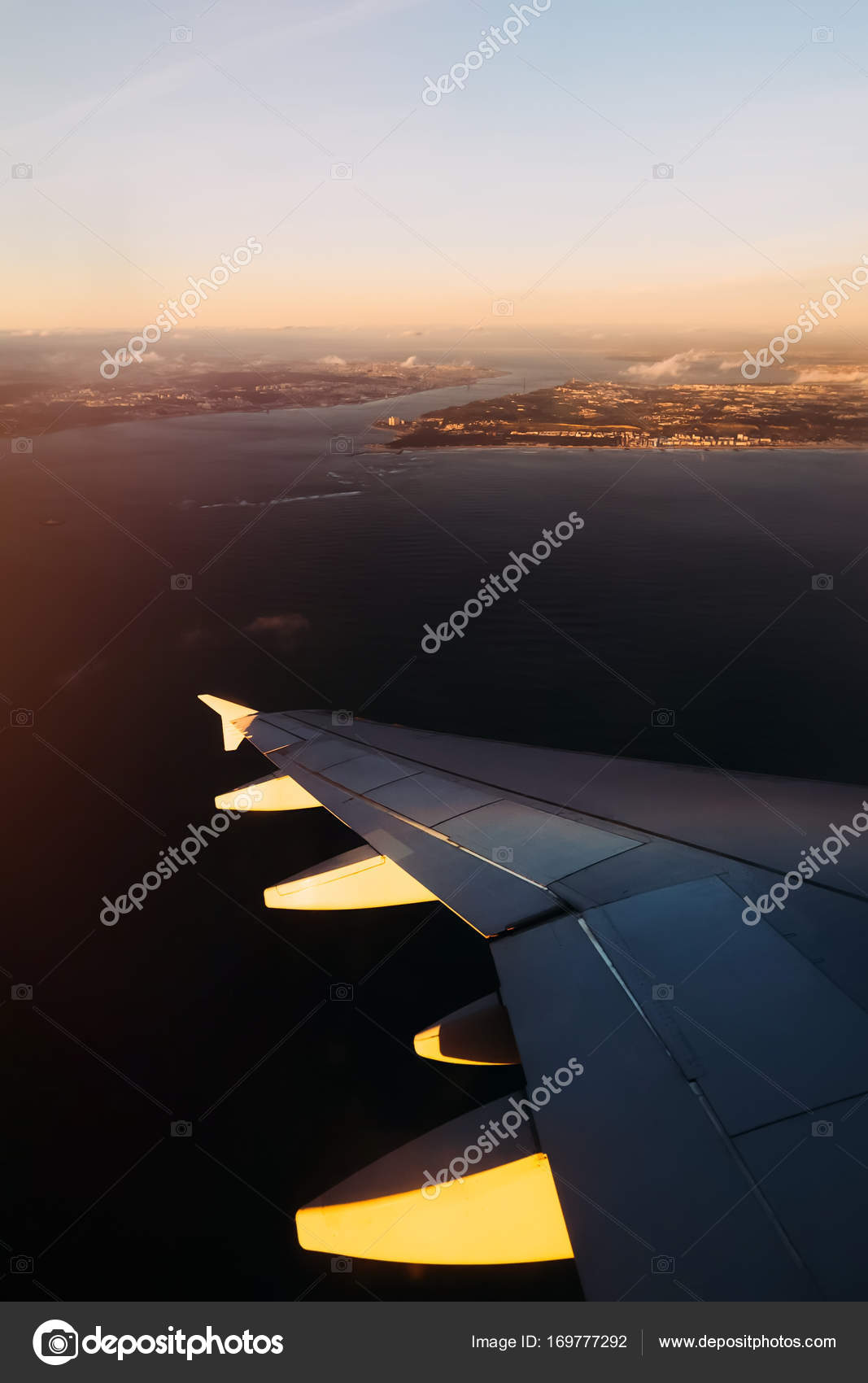 Avión sobre el agua moviéndose hacia la ciudad en la isla — Foto de stock  #169777292 © ivankyryk, image size:1067x1700