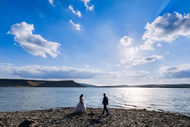 İtalya bir göl kenarında çift toplantıda güneşli bir gün düğün