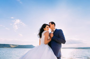 Denizde sarılma muhteşem evlilik çift. Tatil, tatil,