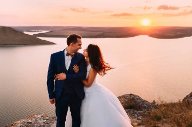 Yakışıklı damat uzun siyah saçlı güzel gelin arıyorsunuz 