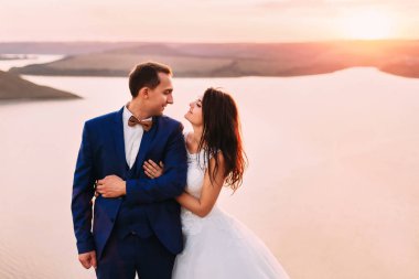 Muhteşem gelin damat arkadan sarılma ve pass gözü üstünde