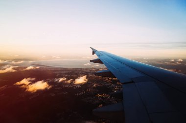 Lizbon altında az bulutlu ile akşam yukarıda uçak penceresinden görüntülemek