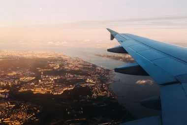 Uçak uçan güzel Körfezi ve evenin içinde köprü üzerine yukarıda