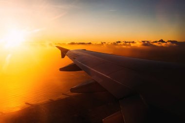 Sıcak resmini uçak kanadı deniz kenarı açılış öncesi