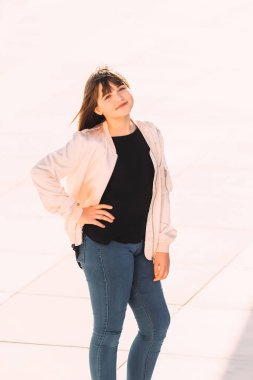 Kamera tam uzunlukta parlak Tarih için poz güzel genç kız 