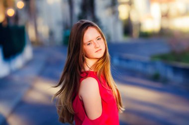 Saçını atma ve kameraya ile dönüm güzel çocuk