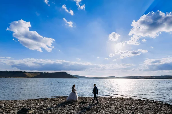 İtalya bir göl kenarında çift toplantıda güneşli bir gün düğün