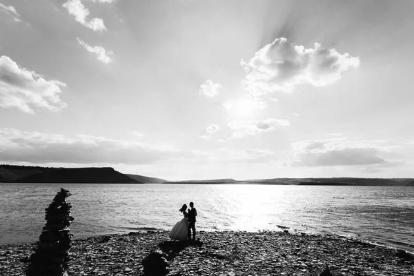 Γαμπρός και νύφη απολαμβάνοντας ζεστή μέρα σε μια λίμνη, την θυελλώδη ημέρα — Φωτογραφία Αρχείου