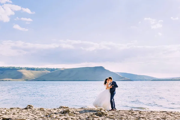 Bom casal desfrutando de sua lua de mel no lago — Fotografia de Stock