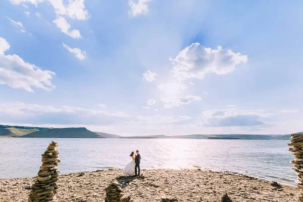 Novio y novia disfrutando de un día cálido en un lago en el día ventoso — Foto de Stock